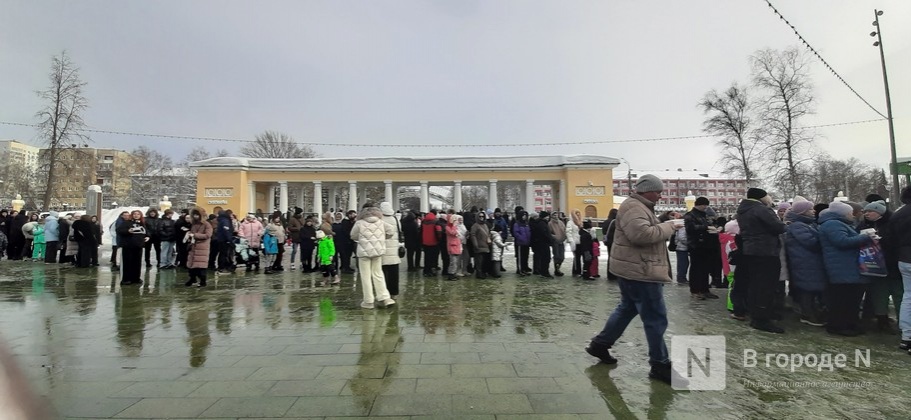 Гигантская очередь за блинами выстроилась в Нижнем Новгороде в Масленицу - фото 1