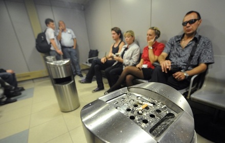 В российских аэропортах разрешат курить
