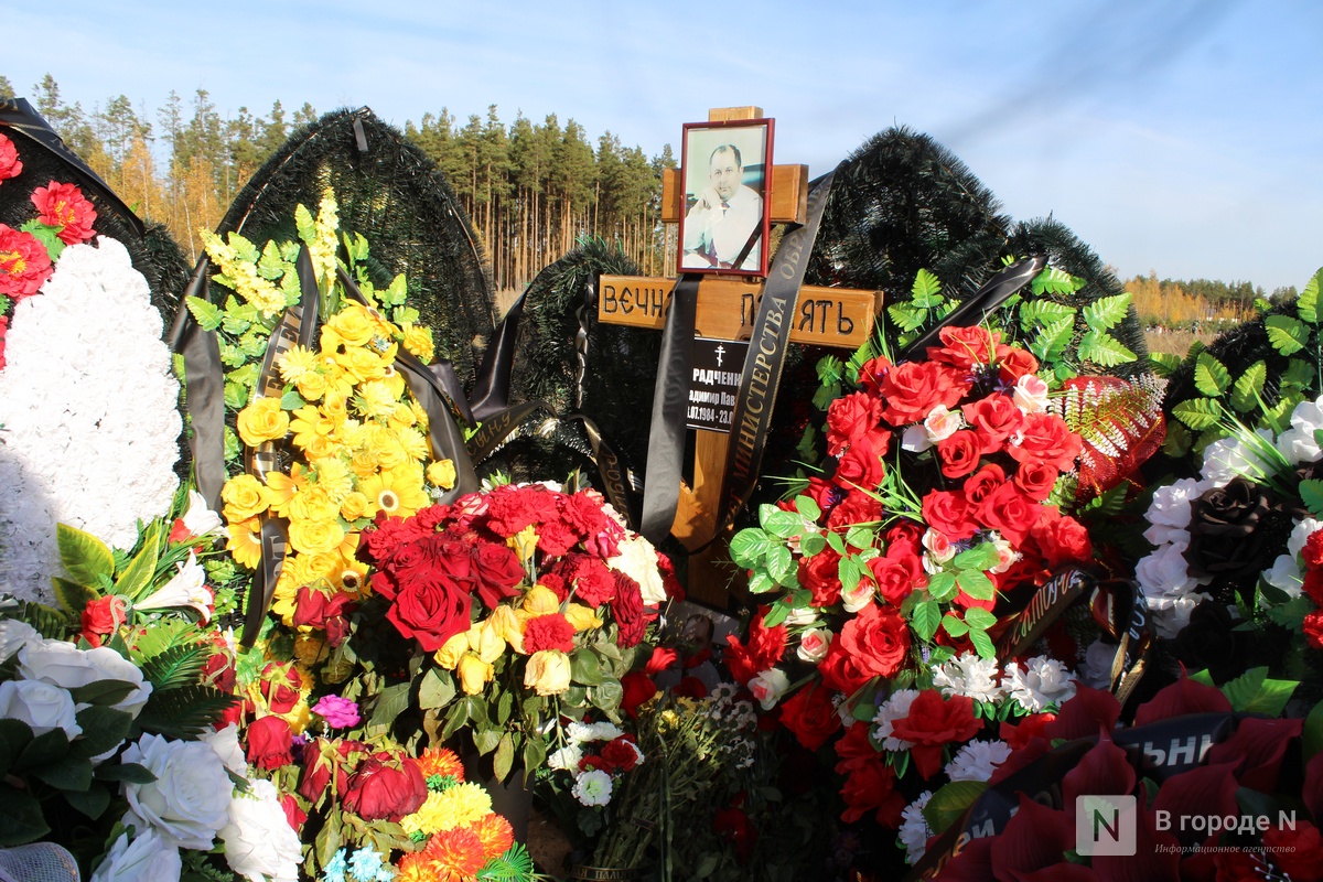 Огромные памятники и скромные кресты: показываем, как выглядят могилы известных нижегородских политиков - фото 31