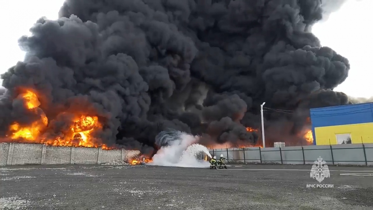 Нанесенный крупным пожаром в дзержинской промзоне ущерб оценен более чем с 100 млн рублей - фото 1