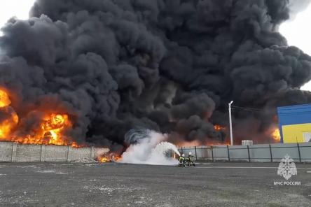 Нанесенный крупным пожаром в дзержинской промзоне ущерб оценен более чем в 100 млн рублей