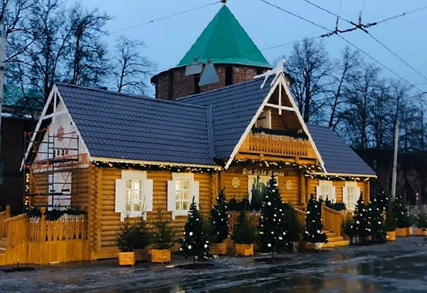 Дом Деда Мороза на площади Минина и Пожарского смастерили нижегородские заключенные - фото 1