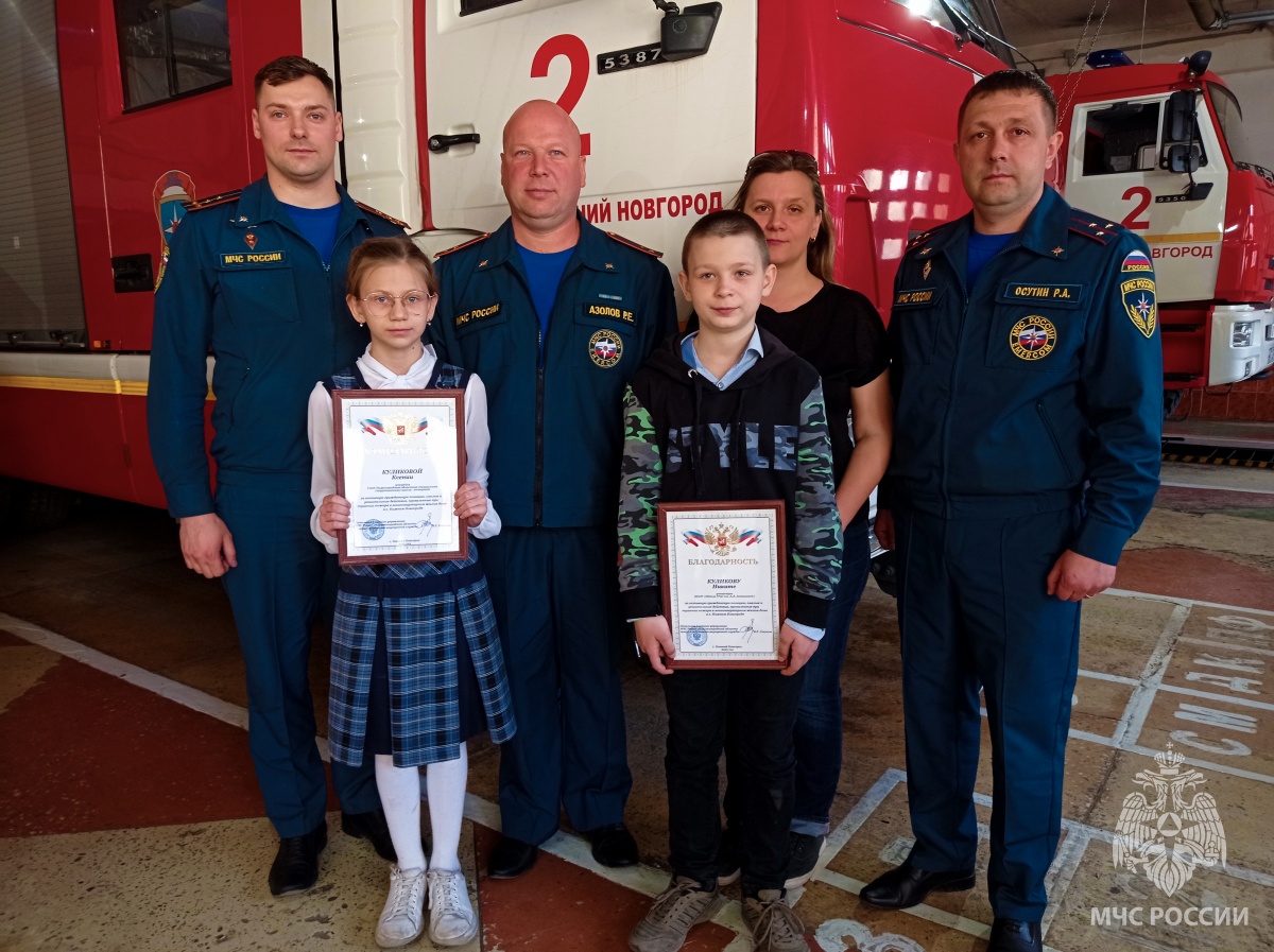 Двух юных нижегородцев наградили за решительные действия на пожаре - фото 1