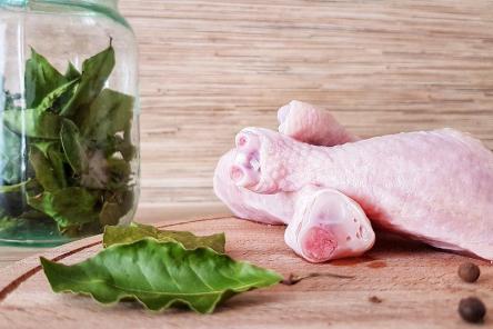 Росконтроль назвал марки куриных бедер с сальмонеллами и кишечной палочкой