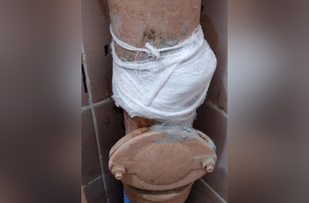 Соцсети: мастера забинтовали сломанную трубу в квартире в Сарове
