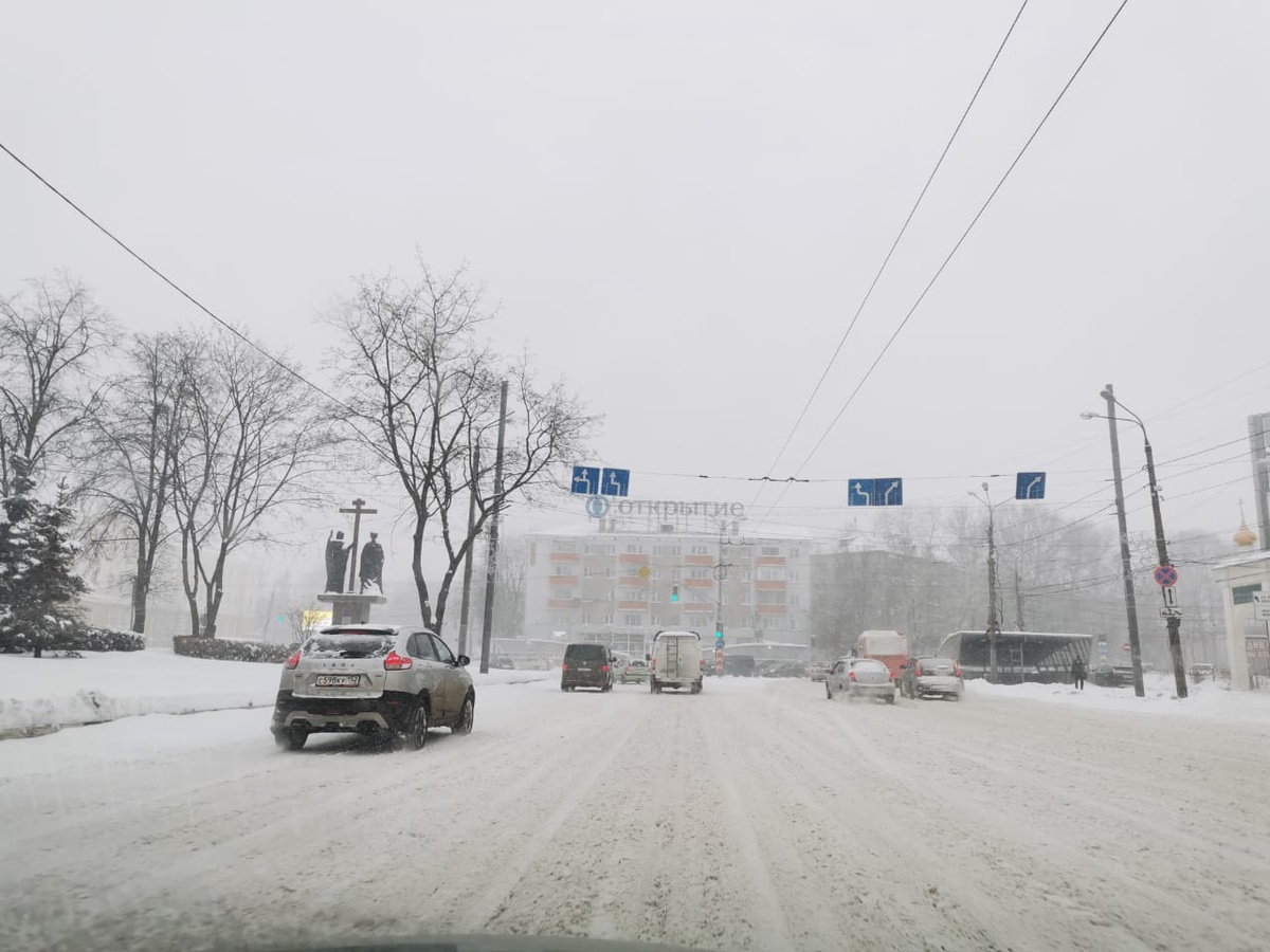 Дорожные службы Нижнего Новгорода работают в усиленном режиме из-за снегопадов - фото 1