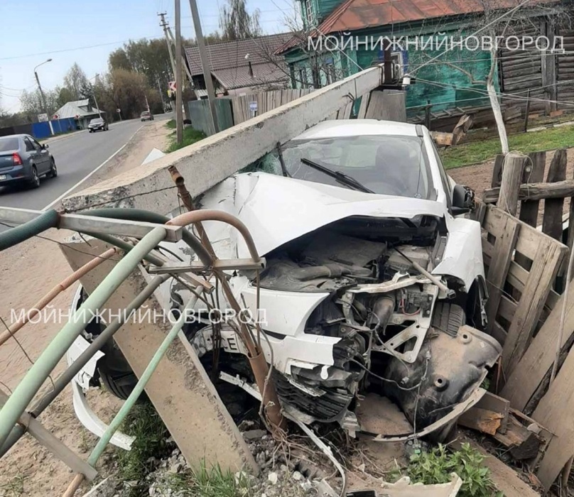 Уснувший за рулем водитель Renault снес бетонный столб в Борском районе - фото 1
