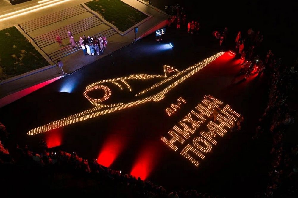 Самолет из 8 000 свечей создали нижегородцы в Парке Победы - фото 1