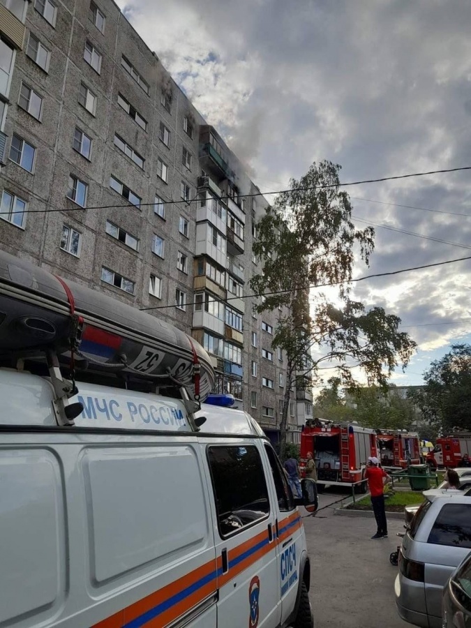 Многоэтажный дом горит на улице Баха в Нижнем Новгороде - фото 1