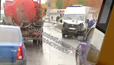 Скорая помощь попала в ДТП из-за пешехода в Нижнем Новгороде - фото 1