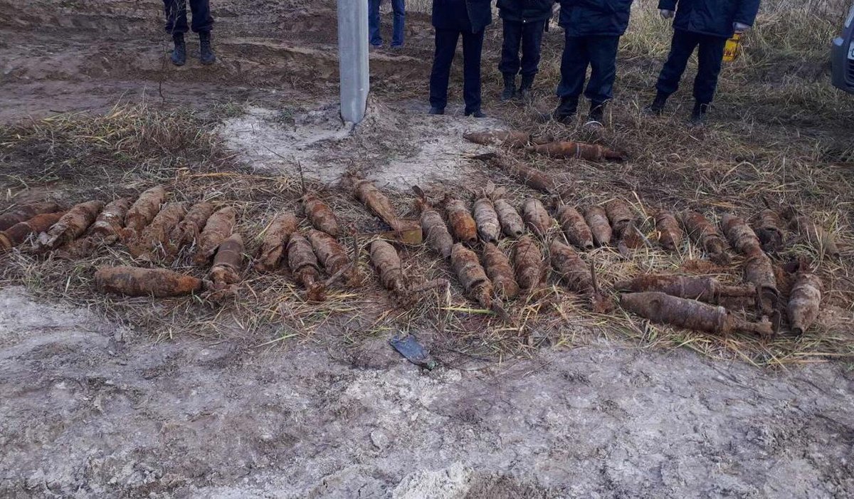 40 снарядов нашли на дороге под Дзержинском - фото 1