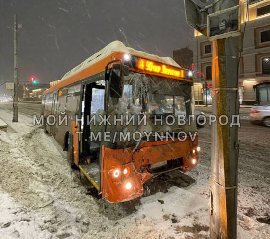 Автобус протаранил столб в Нижегородском районе - фото 1