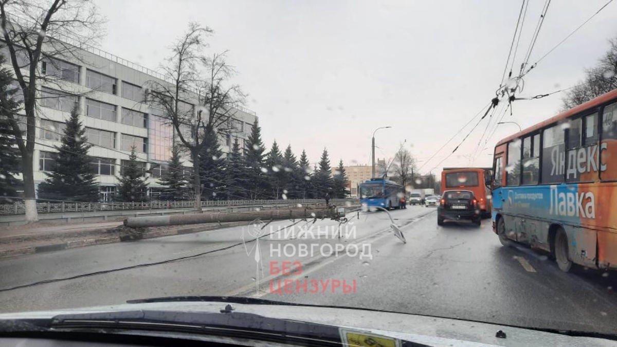 Упавший столб перекрыл движение на проспекте Ленина - фото 1