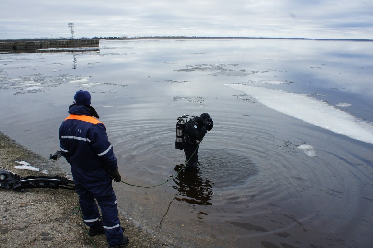 Спасатели достали иномарку, упавшую с Заволжской дамбы в водохранилище - фото 6