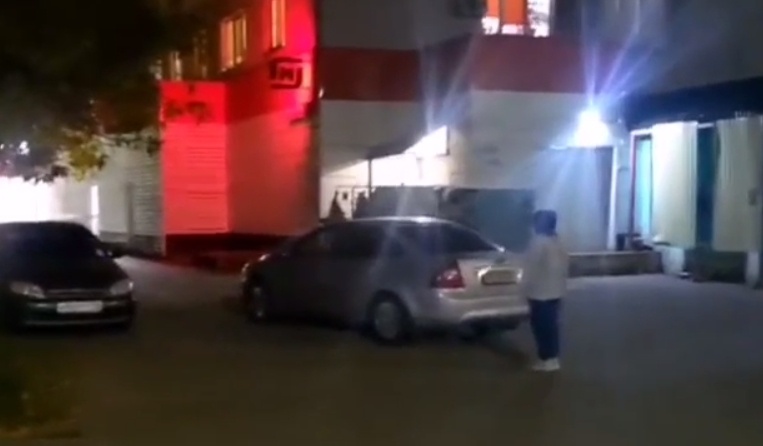 Электросамокатчик разбил стекло припаркованной машины в Дзержинске - фото 1