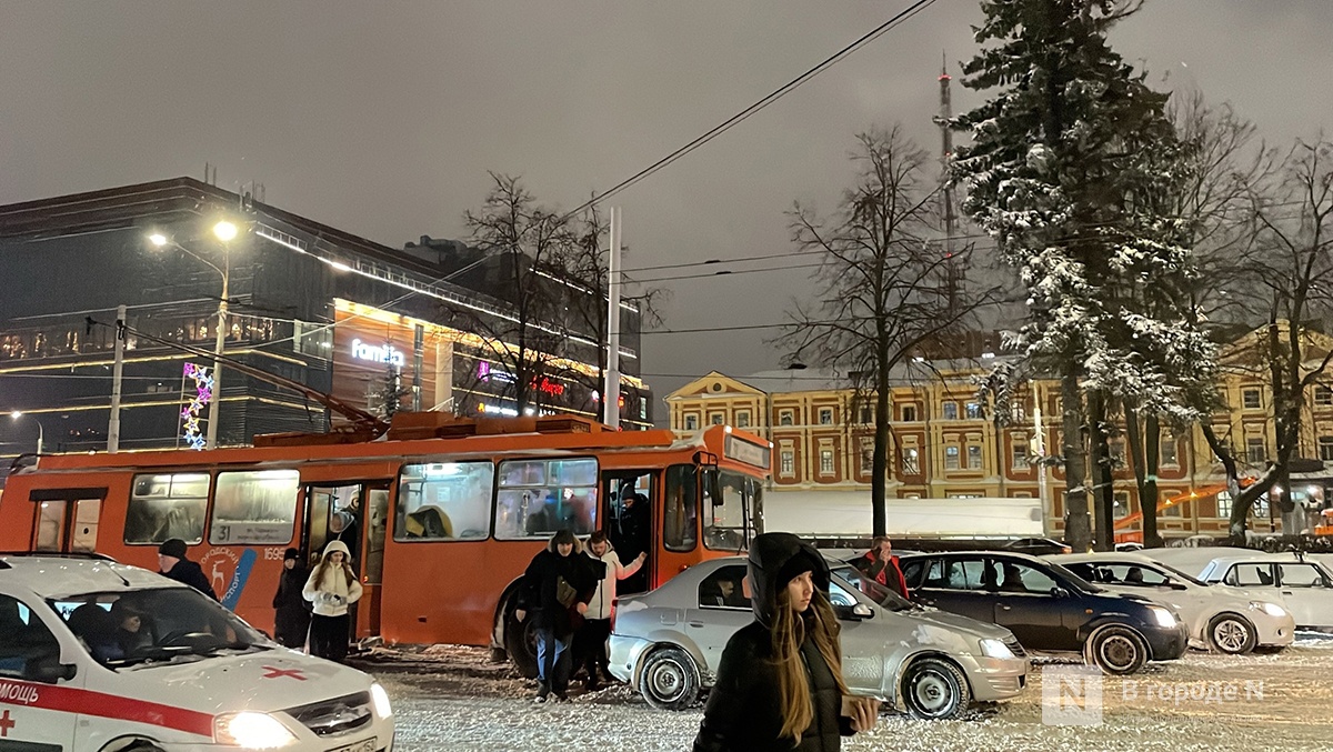 Троллейбус столкнулся с иномаркой на площади Лядова в Нижнем Новгороде - фото 1