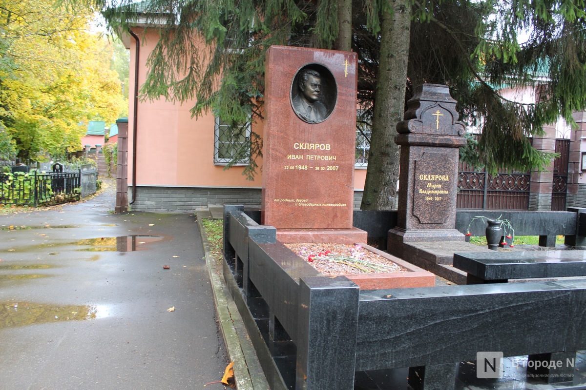 Огромные памятники и скромные кресты: показываем, как выглядят могилы известных нижегородских политиков - фото 8