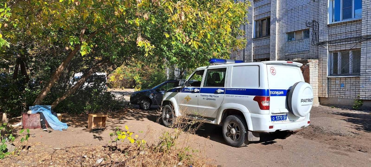 Тело женщины обнаружили во дворе жилого дома в Дзержинске - фото 1