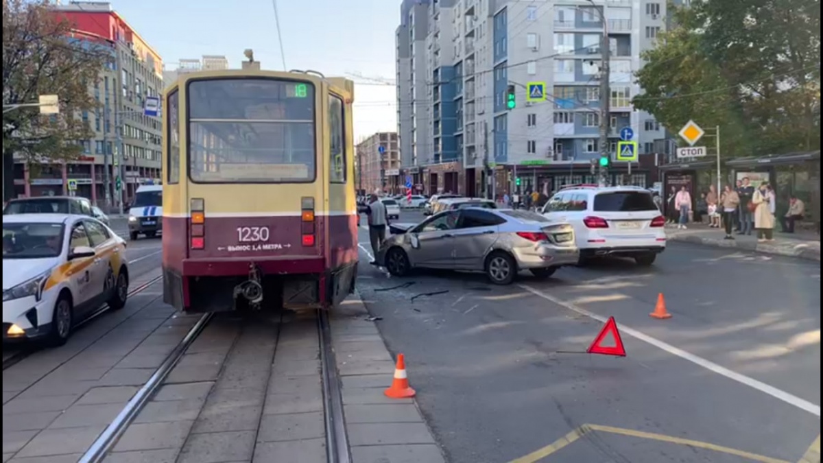 Появились подробности ДТП с трамваем на улице Белинского - фото 1