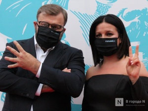 Маски на красной дорожке: звезды кино приехали на «Горький fest» в Нижний Новгород