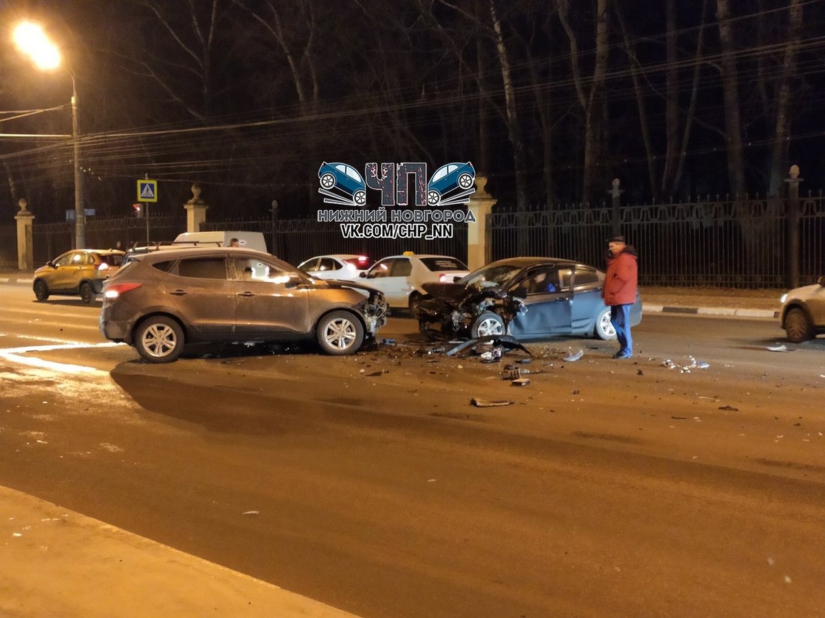 44-летнего водителя увезли в больницу после массовой аварии на Батумской - фото 1