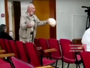 Соцсети: возмущенный пенсионер отчитал главу кстовской администрации