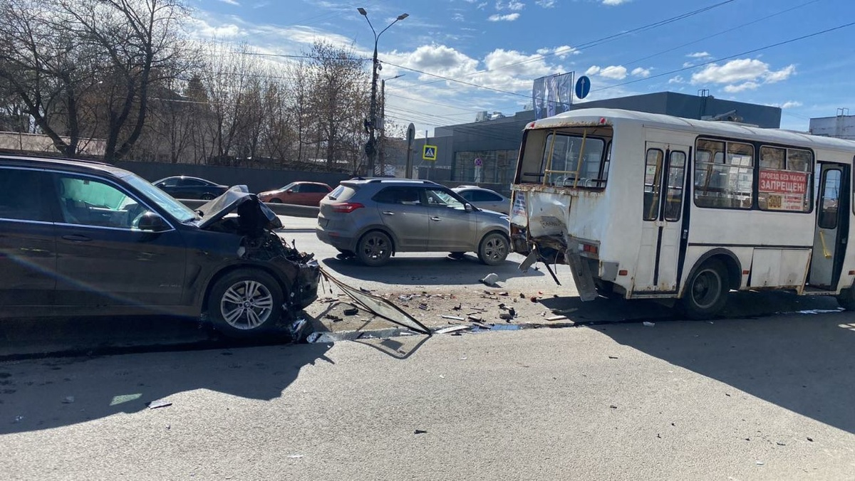 ГИБДД сообщила, какие травмы получили пассажиры рейсового автобуса в ДТП в Ленинском районе - фото 1