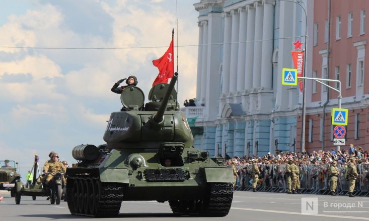 Фоторепортаж: парад в честь 80-й годовщины Победы прошел в Нижнем Новгороде - фото 194