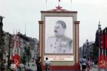 Цветное видео Берлина в июле 1945 года с огромным плакатом Сталина появилось в Сети (Видео)