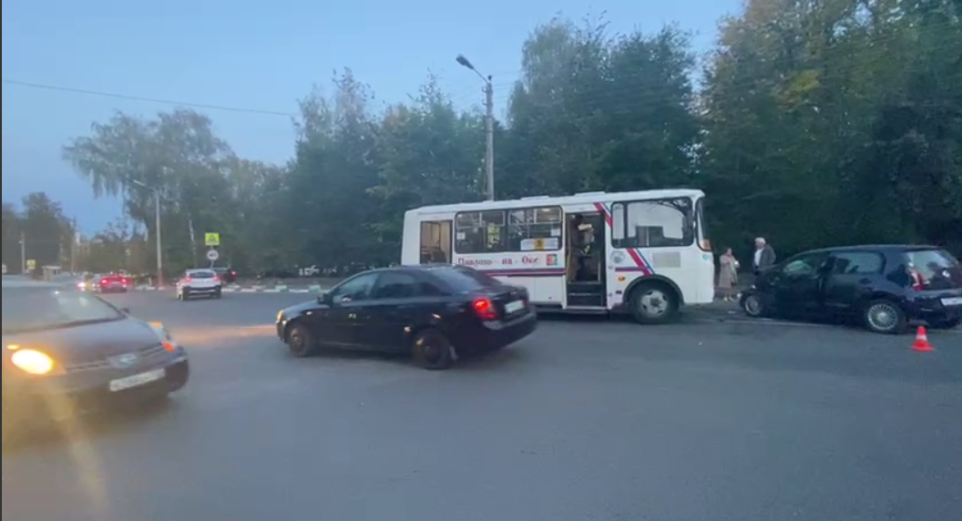 Два человека пострадали в ДТП с автобусом в Павлове - фото 1