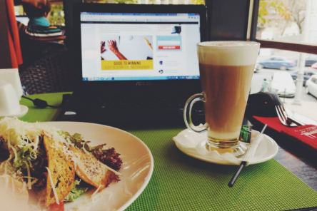 Четыре веские причины перестать обедать прямо на рабочем месте