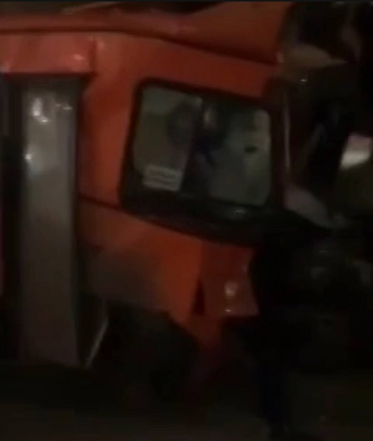 Кондуктор вылетел в лобовое стекло, после столкновения маршрутки со столбом в Автозаводском районе