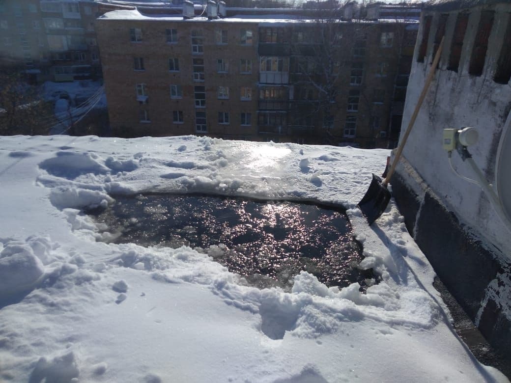 Протекающую крышу дома на Добролюбова очистят от снега только 27 февраля