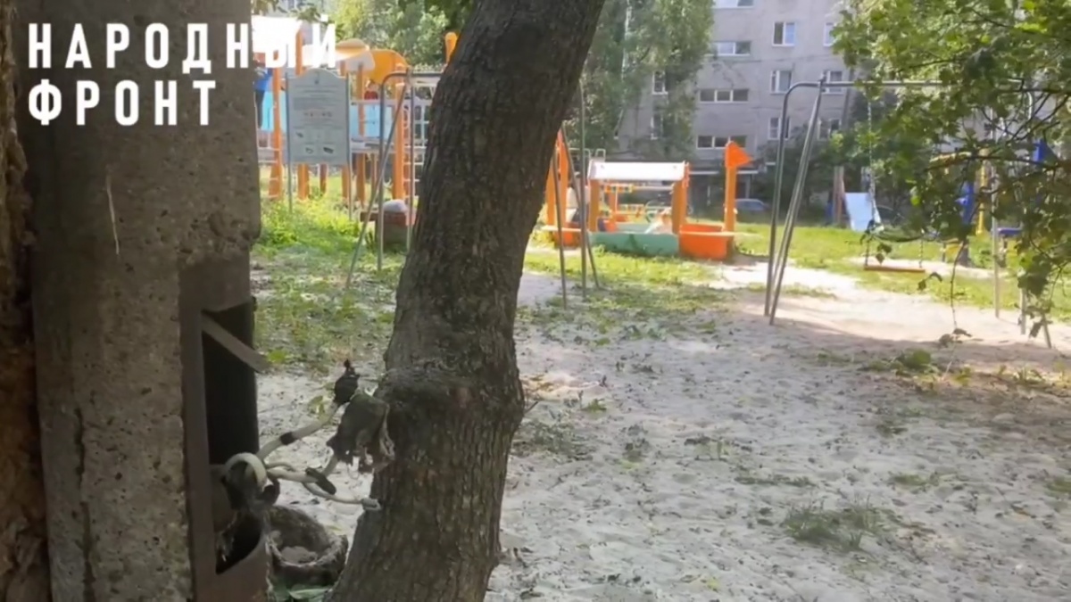 Оголенные провода угрожают детям на детской площадке в Нижнем Новгороде - фото 1
