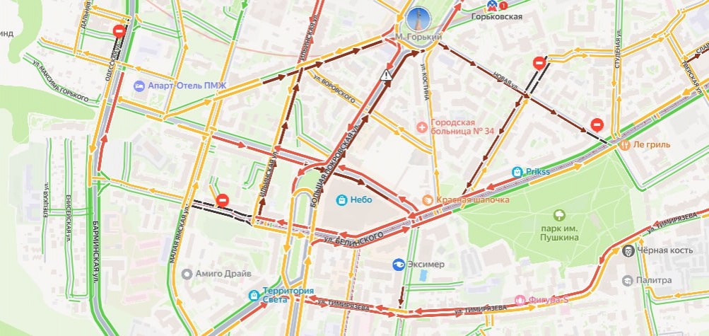 Жуткие пробки сковали центр Нижнего Новгорода из-за пожара на Покровке - фото 1