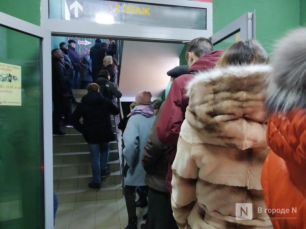 Десятки людей стоят в очередях за справками для ГИБДД в Нижнем Новгороде - фото 2