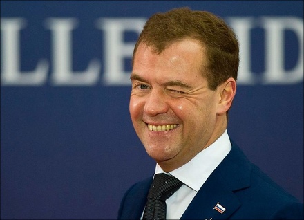 Медведев намерен дать россиянам любимую работу и высокие зарплаты