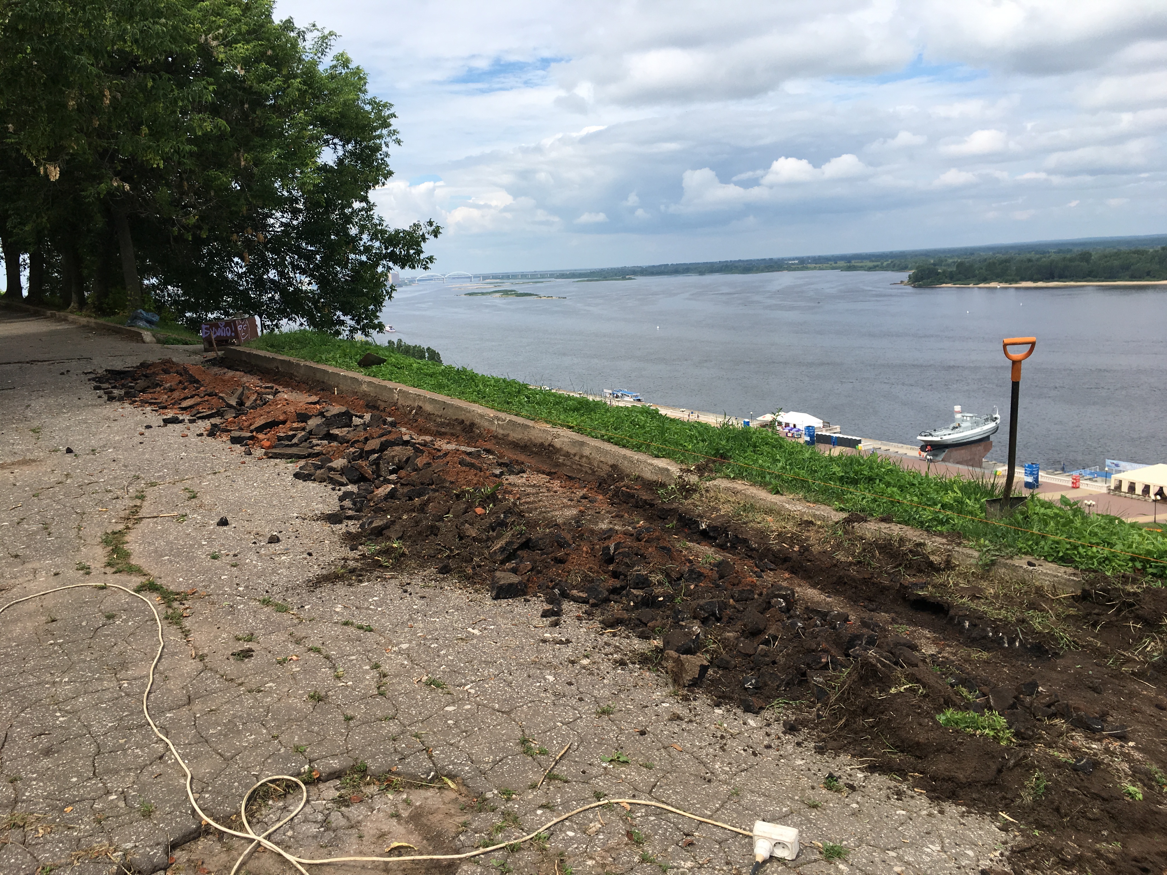 Проверка на прочность: как в Нижнем Новгороде восстанавливают разрушенные дождем дороги - фото 12
