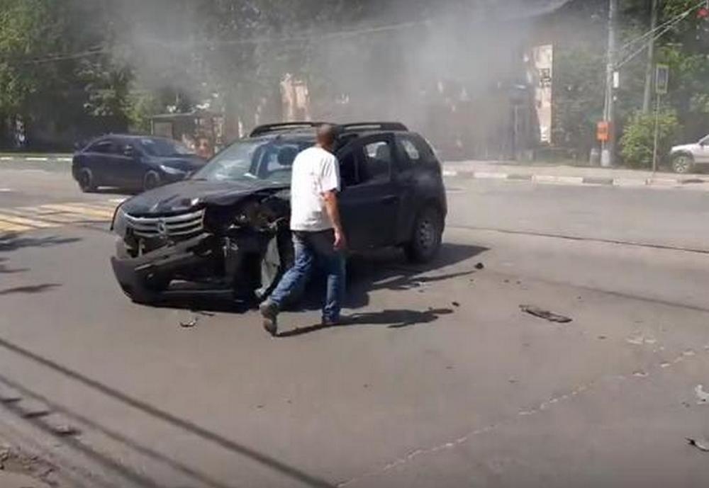 Стали известны обстоятельства столкновения двух легковушек и автобуса на улице Бекетова в Нижнем Новгороде - фото 1