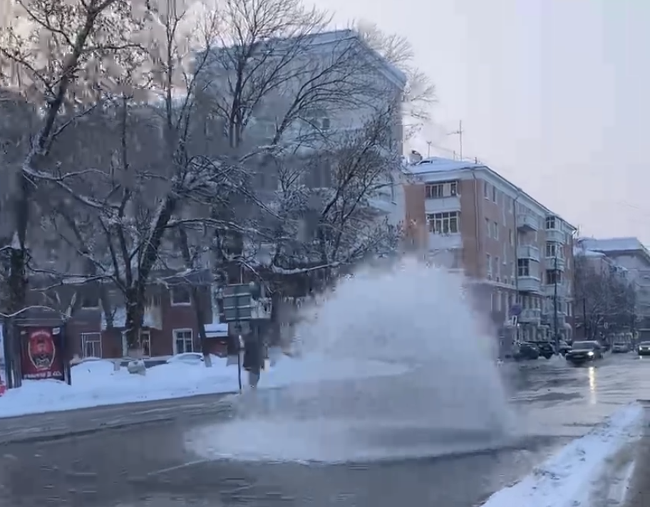 Трубу прорвало на улице Минина в Нижнем Новгороде - фото 1