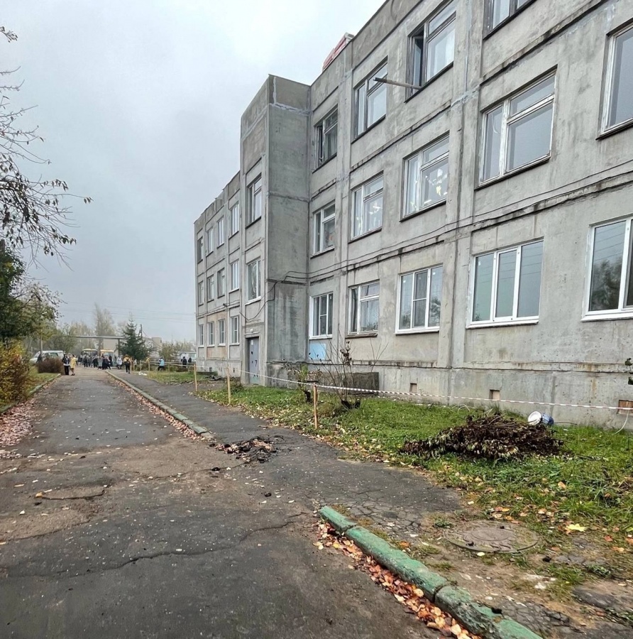 Затянувшийся ремонт школьной крыши в Нижегородской области не дает учиться детям - фото 1