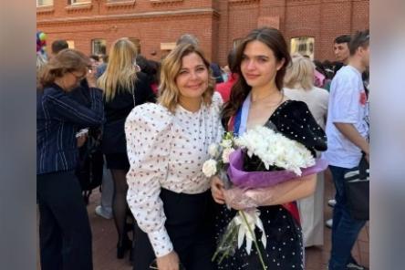 Ирина Пегова опубликовала фото с последнего звонка своей дочки