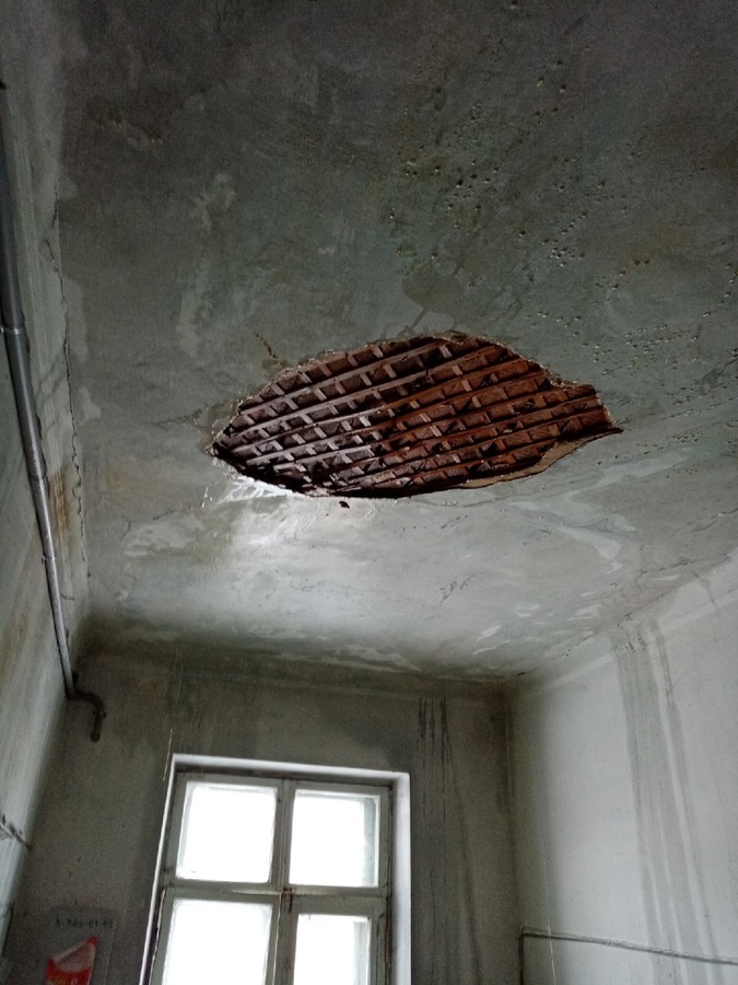 Потолок обрушился из-за потопа в доме по улице Рубо в Нижнем Новгороде