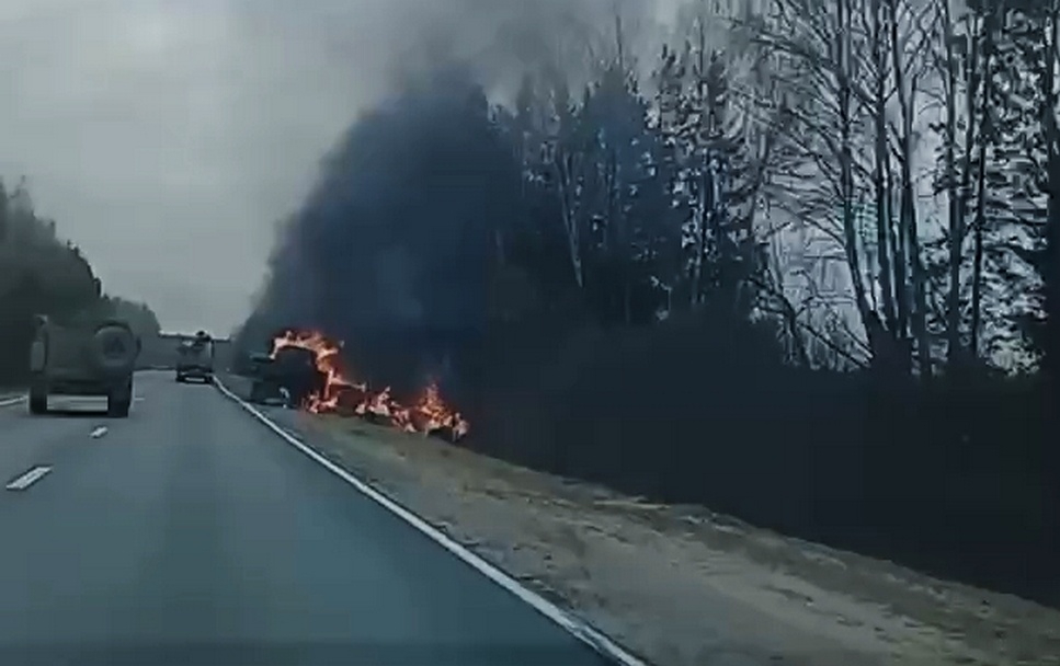 Трактор с сеном загорелся на трассе в Нижегородской области - фото 1