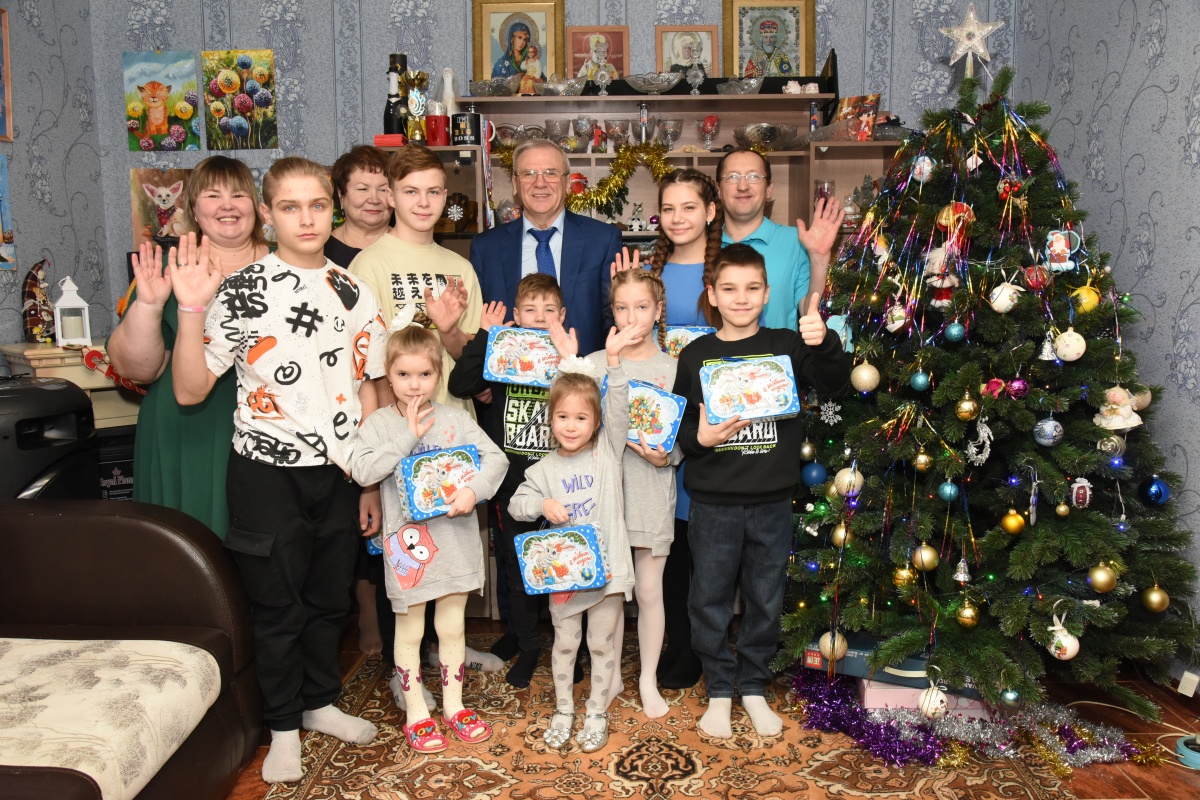 Евгений Люлин встретился с семьей, воспитывающей приемных детей из Донецка - фото 2