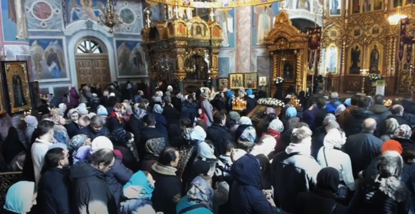 Церковный праздник победил самоизоляцию: верующие в Дивееве заполнили монастырь во время божественной литургии