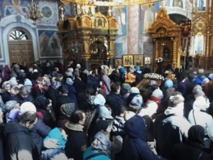 Церковный праздник победил самоизоляцию: верующие в Дивееве заполнили монастырь во время божественной литургии