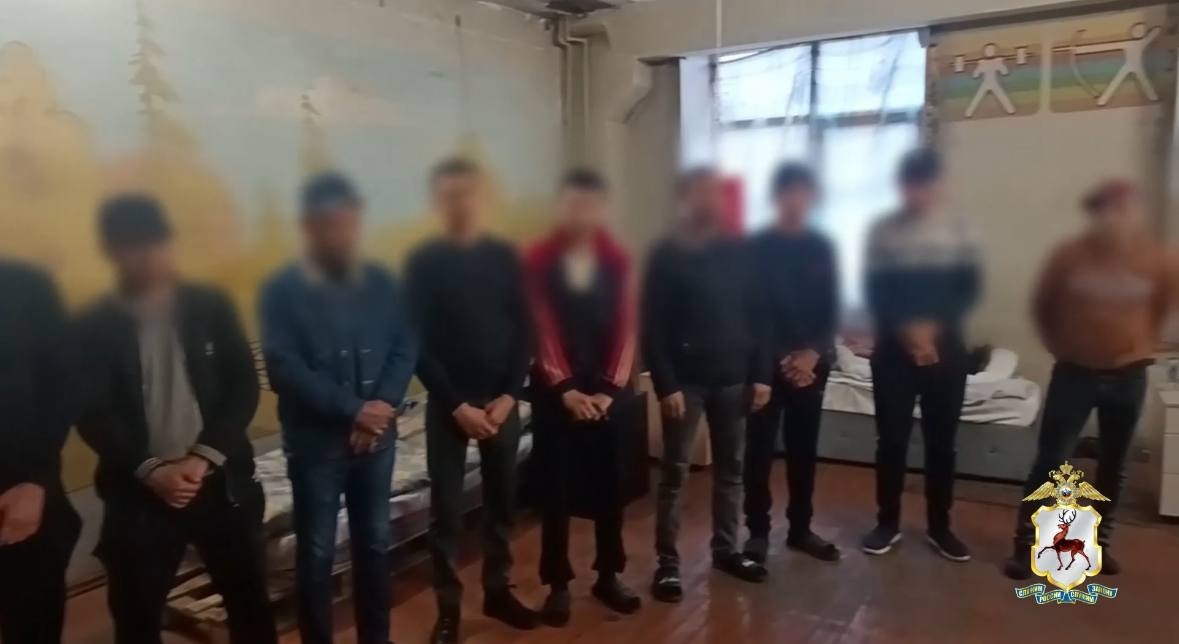 14 мигрантов выдворили за пределы России после рейда в доме в Дзержинске - фото 1