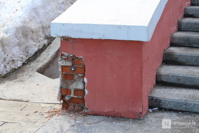 Трещит по швам: как выглядит центр Нижнего Новгорода после аномальной зимы — фоторепортаж - фото 50