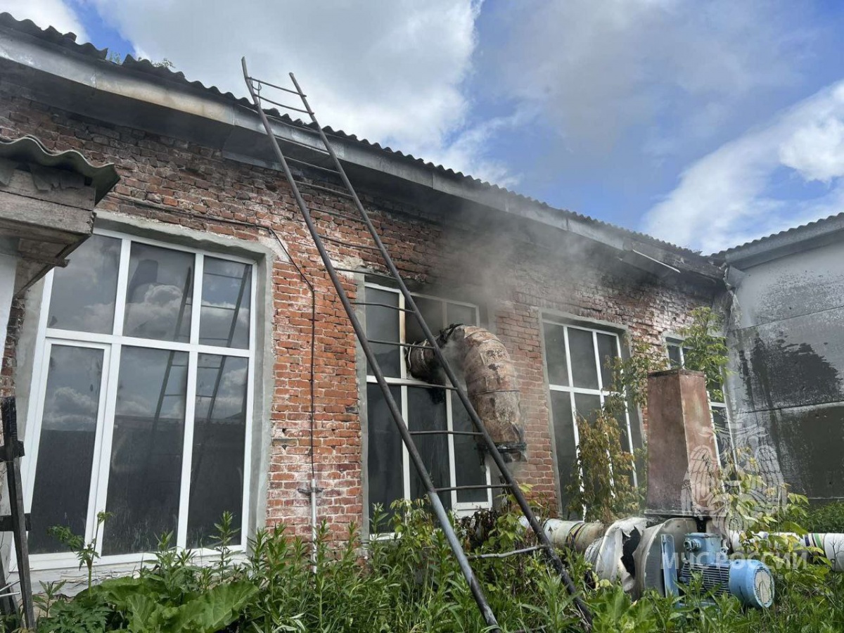 Пожарные предотвратили сильное возгорание на предприятии в Урени - фото 1